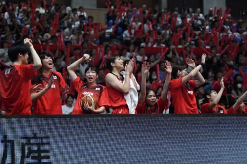 盛り上がるAKATSUKI FIVE女子日本代表ベンチ